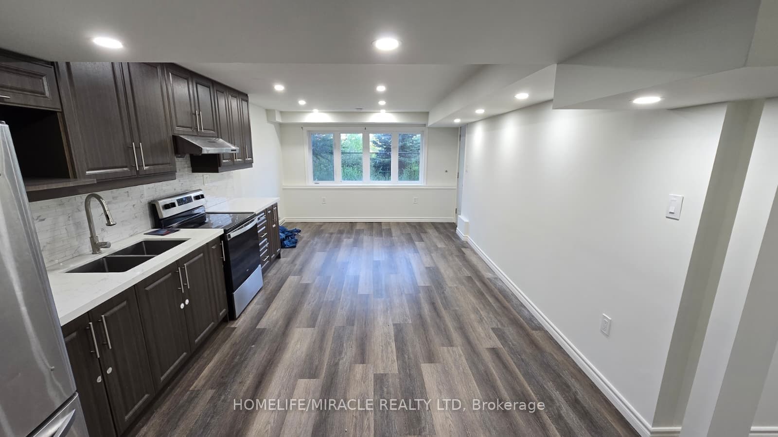 105 Stockell Crescent — photograph 4