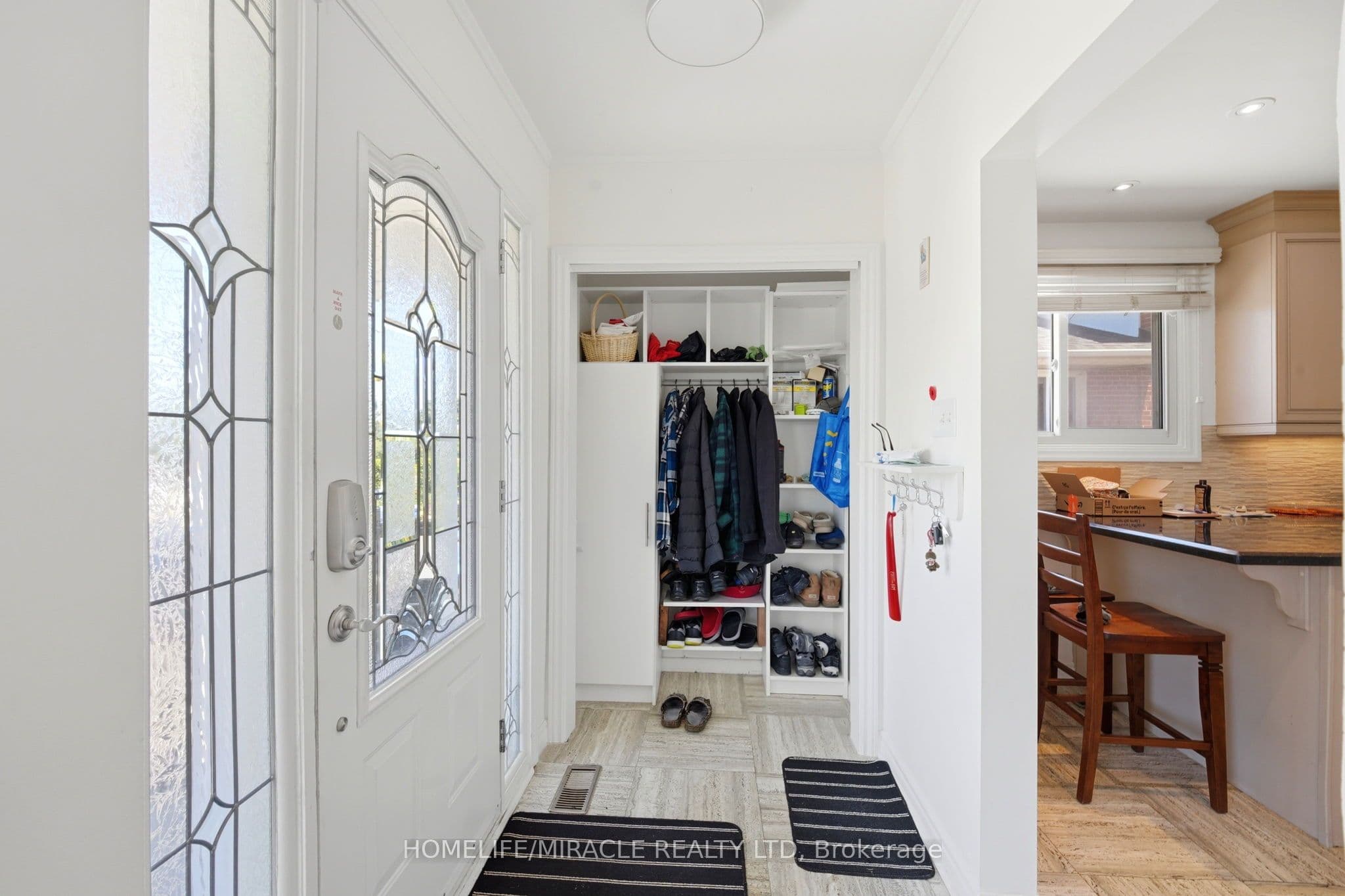 1585 Coram Crescent — photograph 4