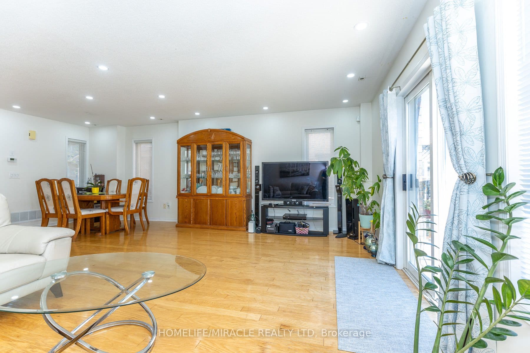 83 Mondeo Drive #539 — photograph 2