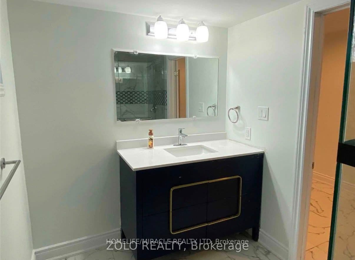 236 Renforth Drive — photograph 4