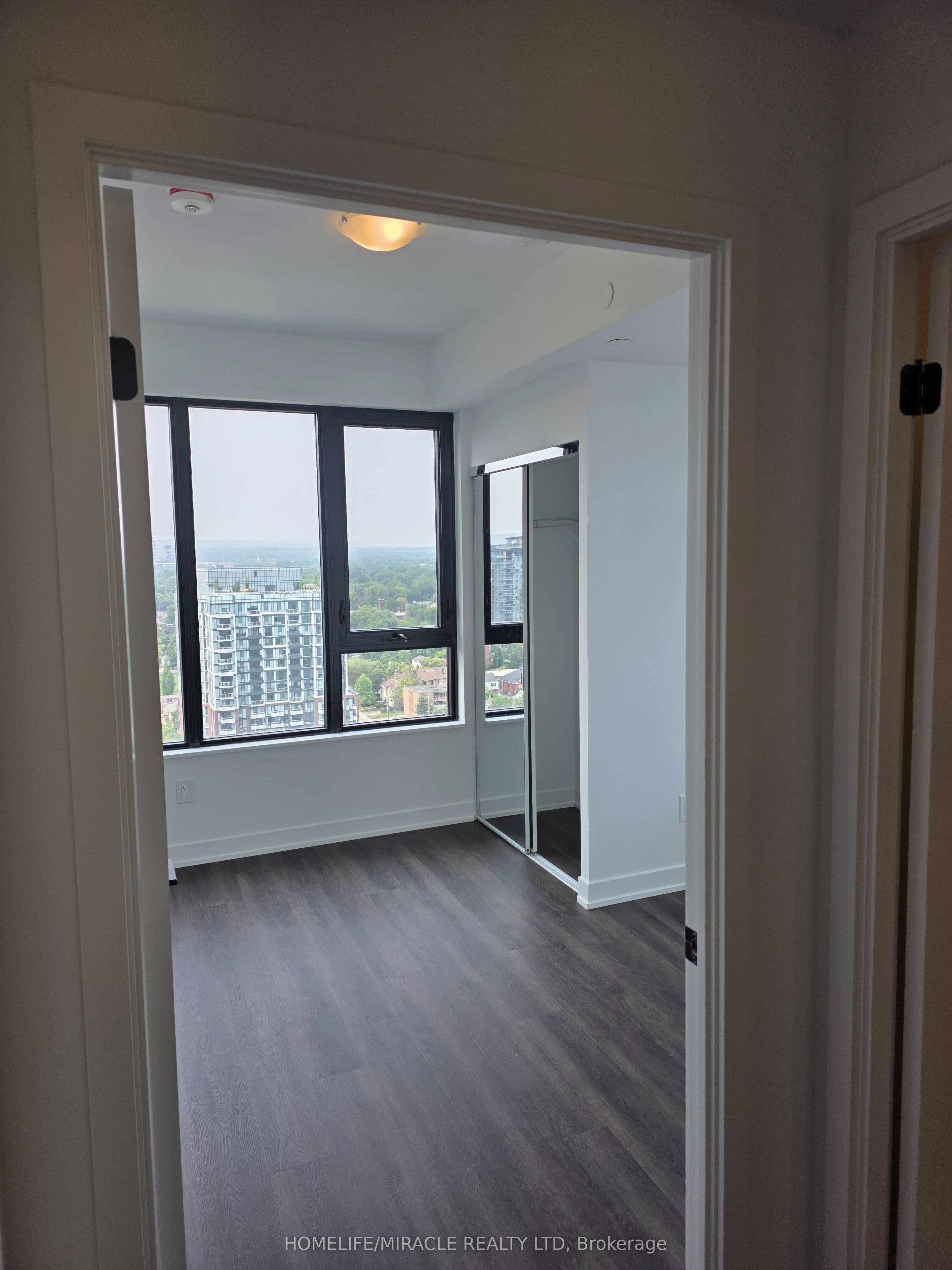 2075 Lakeshore Road #1702 — photograph 5
