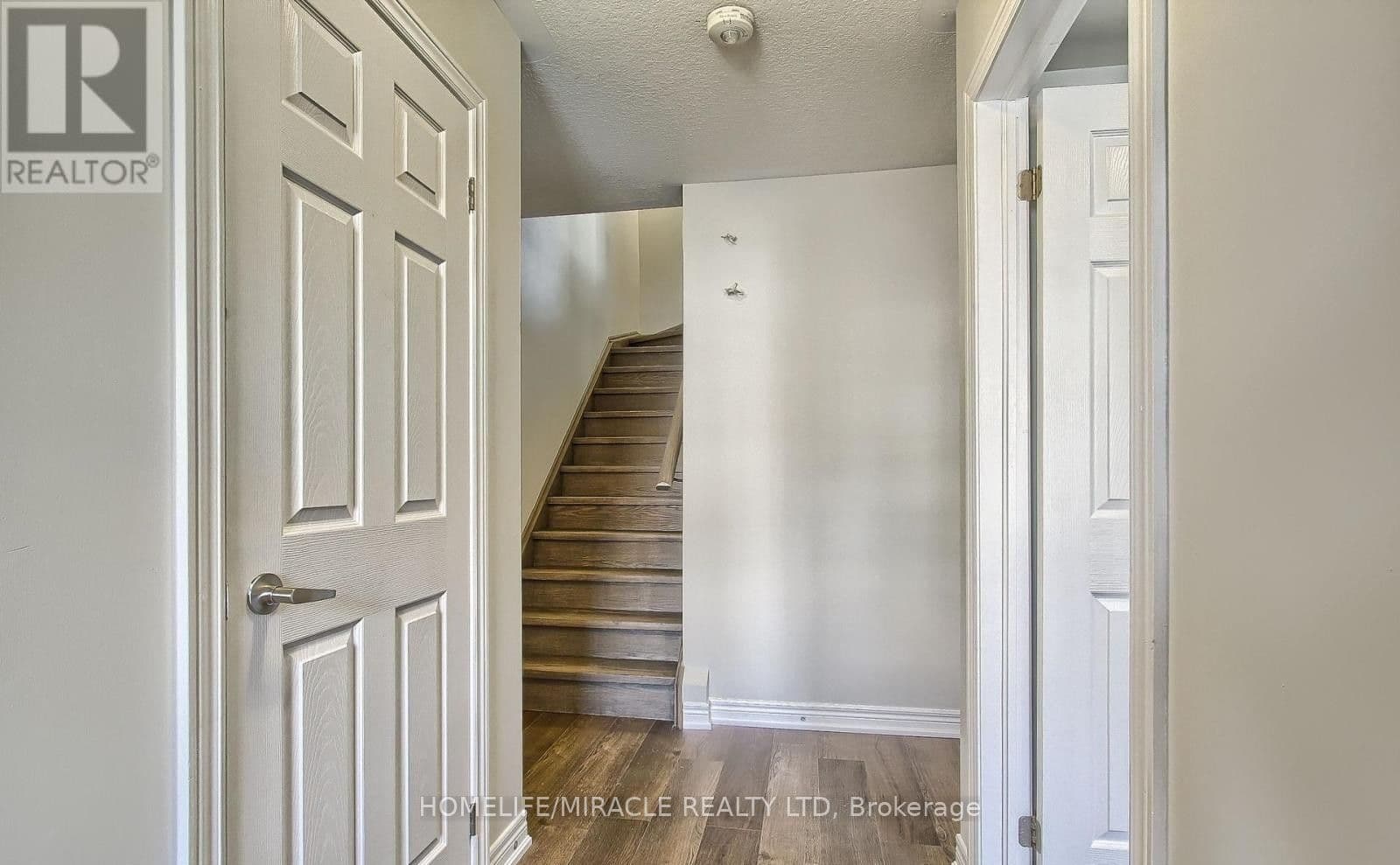 70 Knotty Pine Avenue — photograph 3