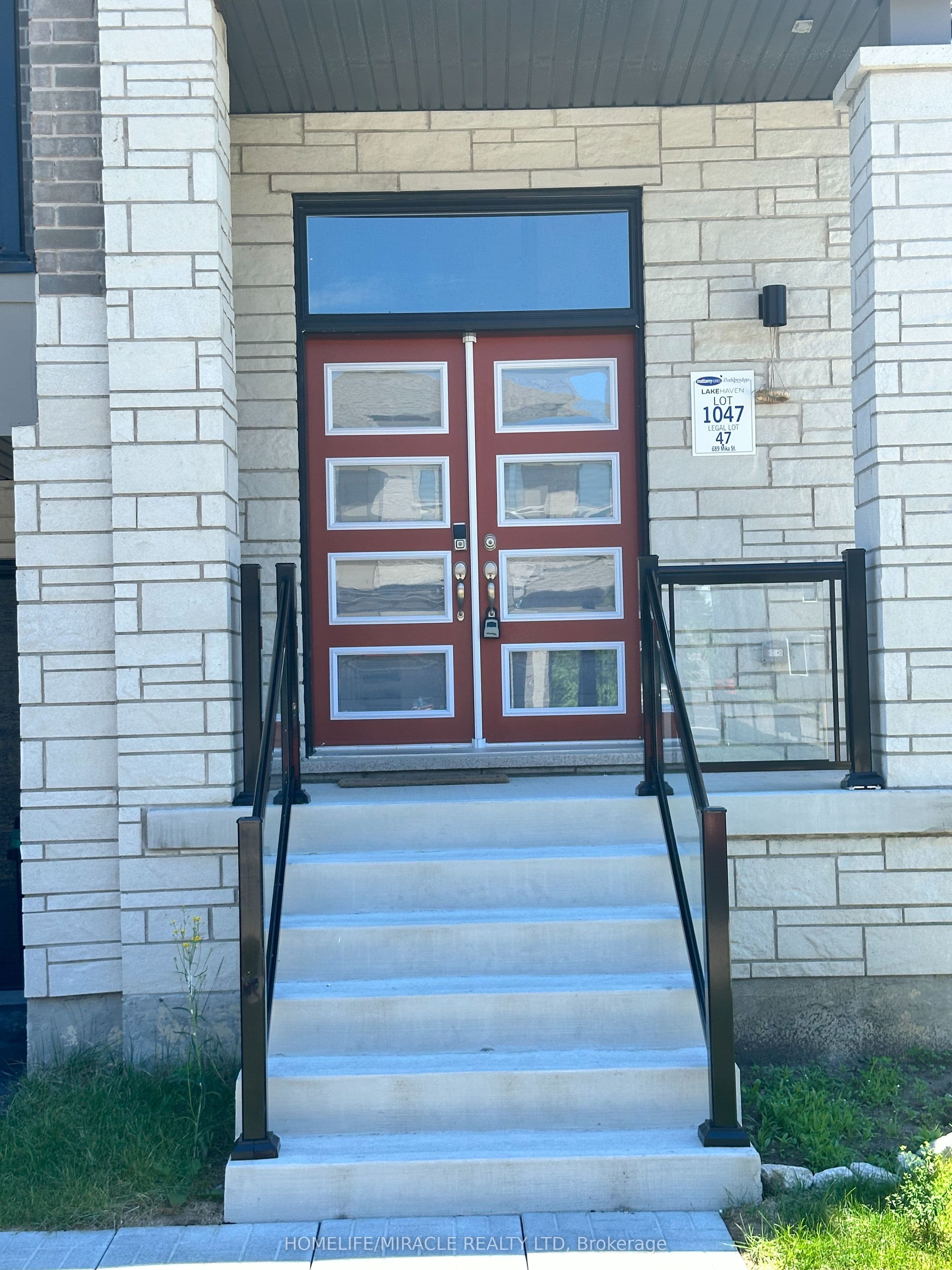 689 Mika Street — photograph 3
