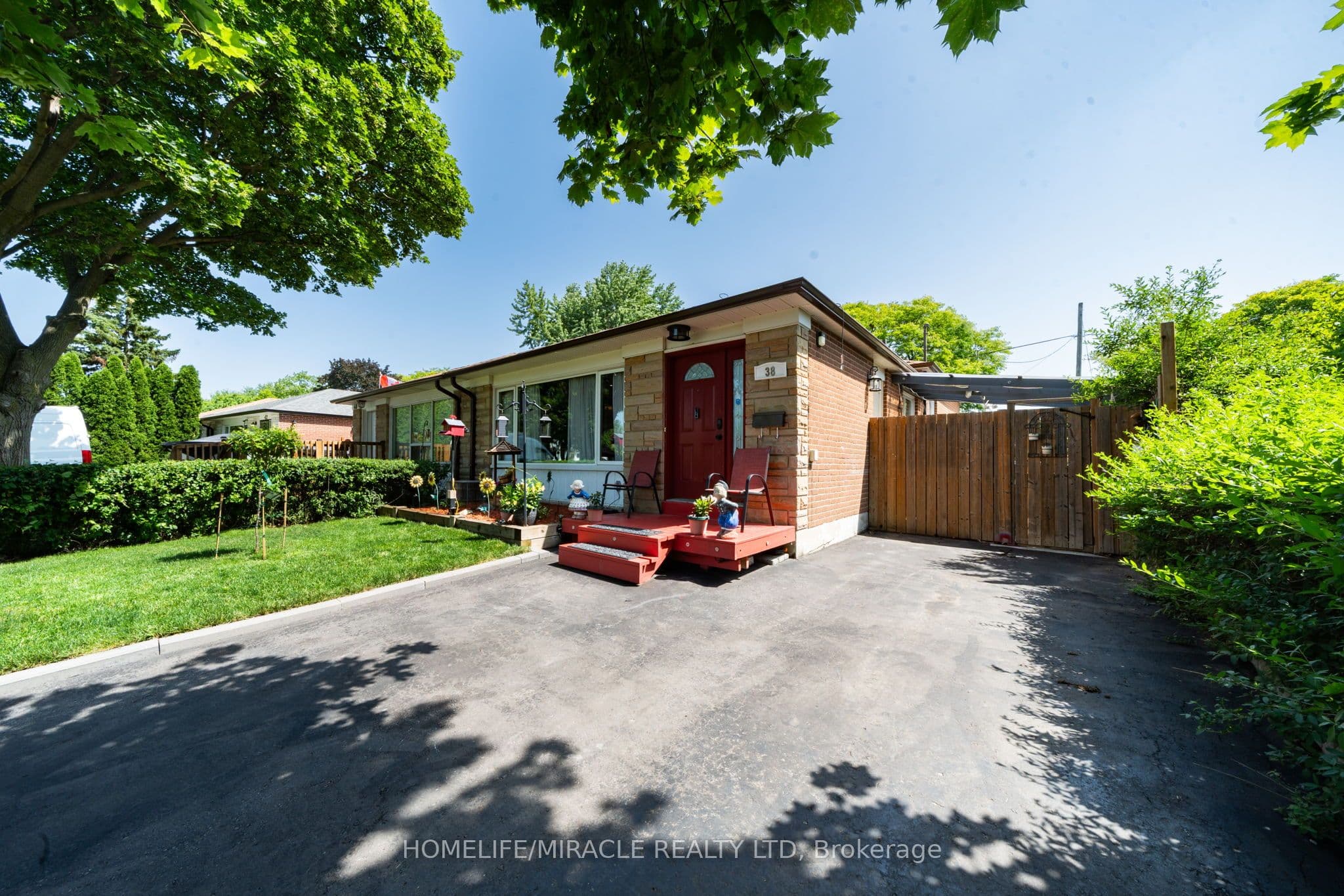38 Ascot Avenue — photograph 2