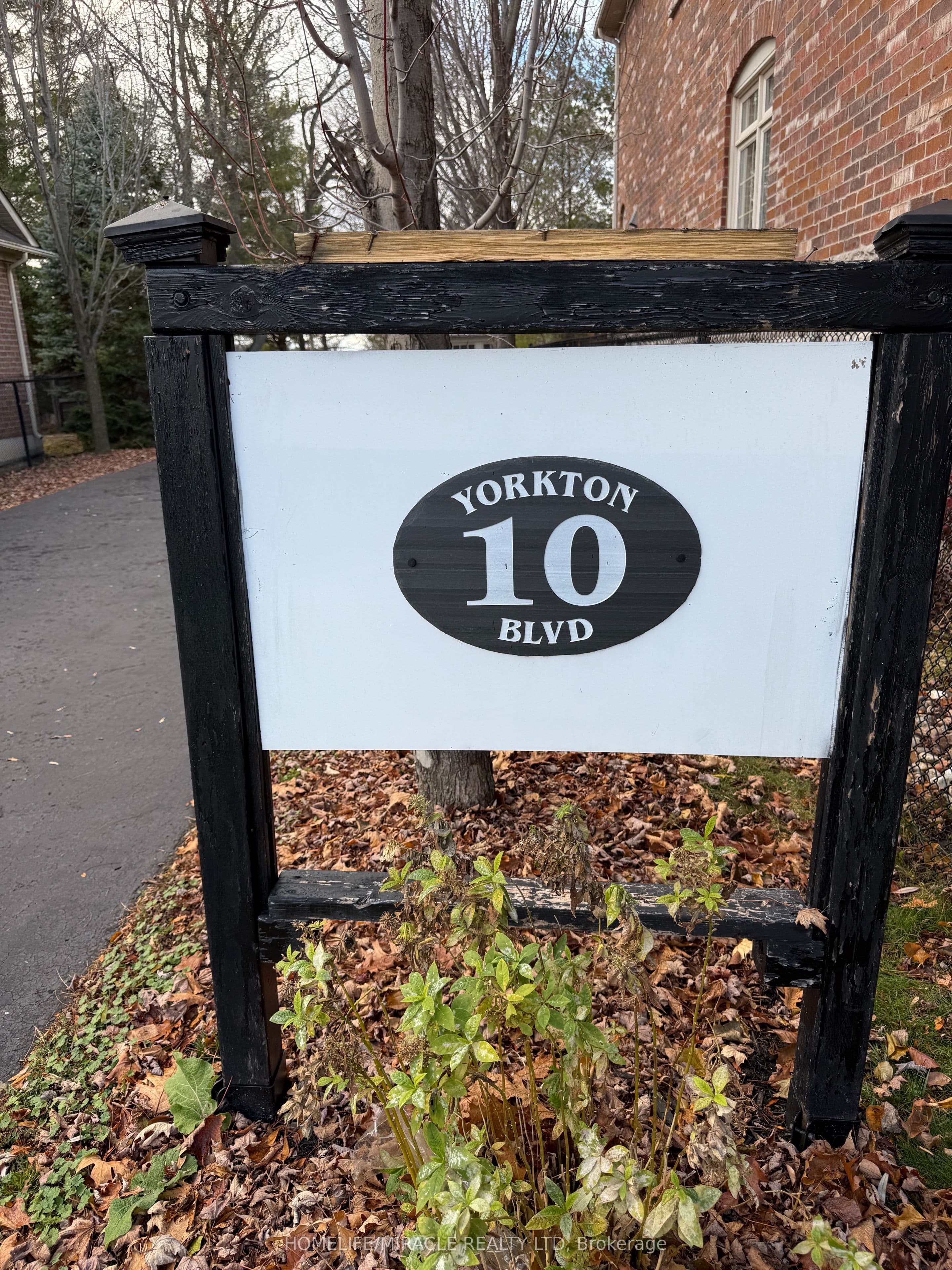 10 Yorkton Boulevard — photograph 2