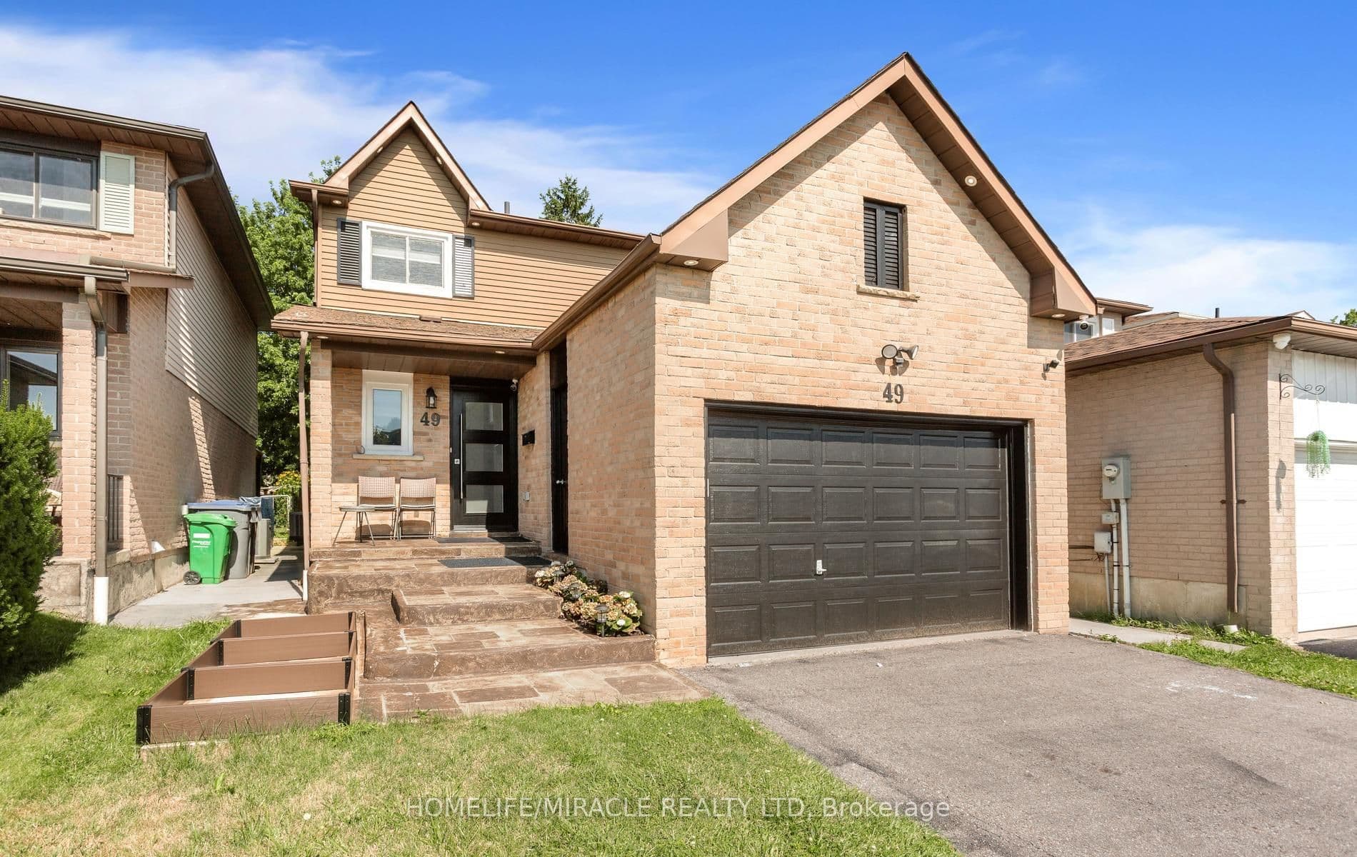 49 Newbridge Crescent — photograph 2