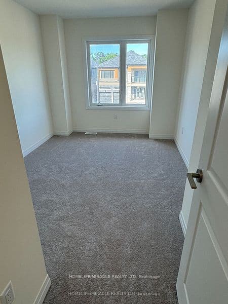 12 Dennis Avenue — photograph 5