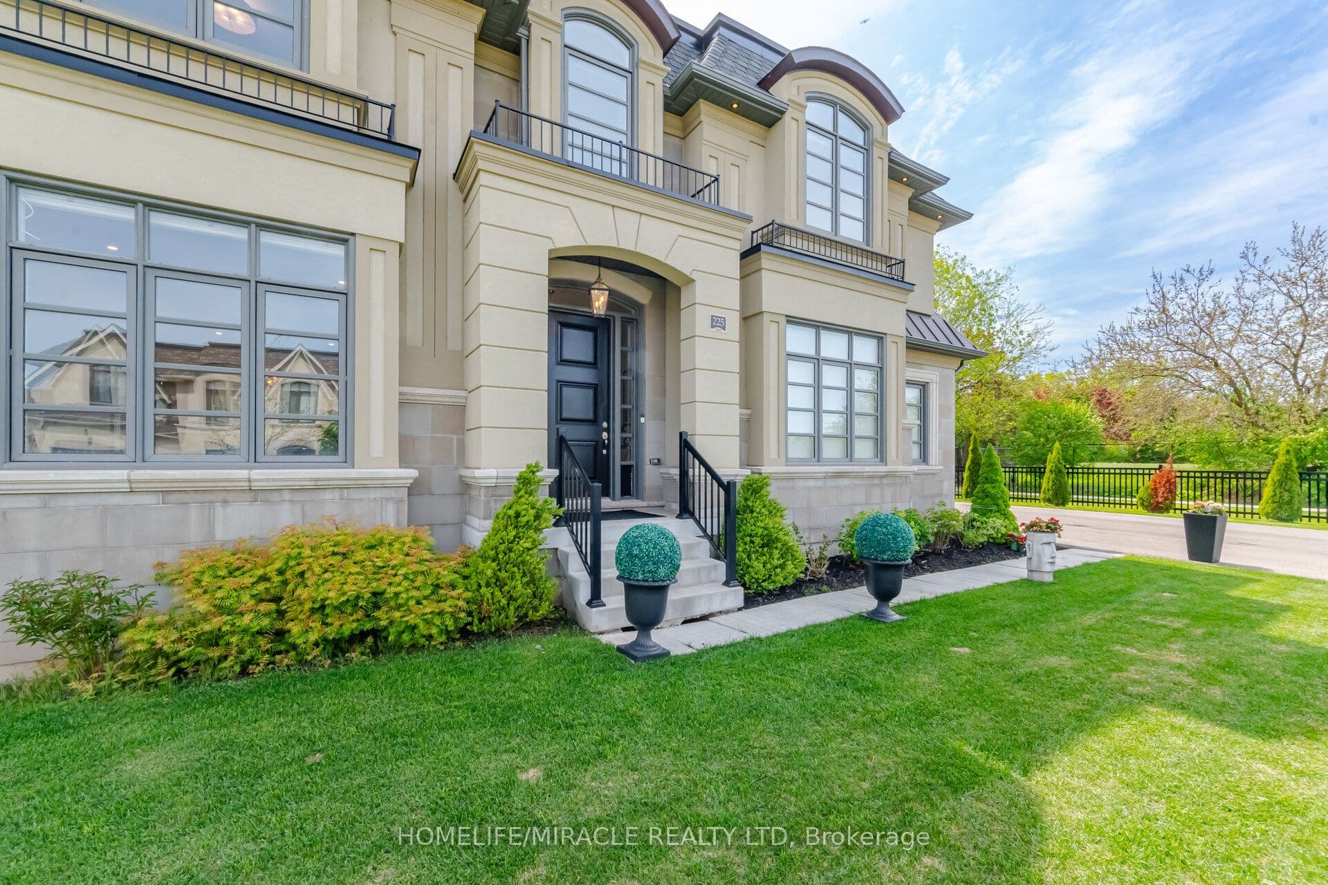 225 Prince George Crescent — featured photograph