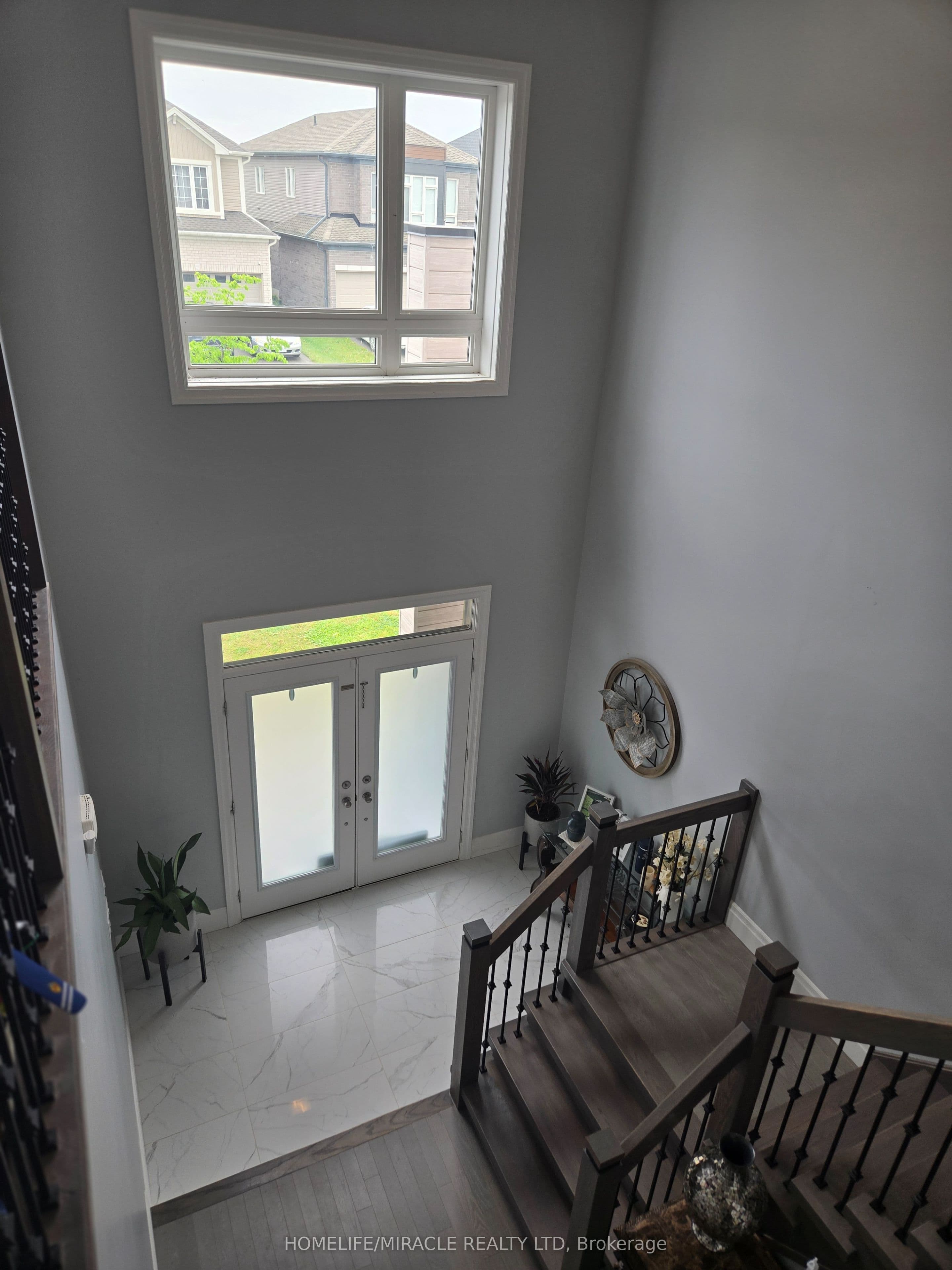 172 Freure Drive — photograph 4