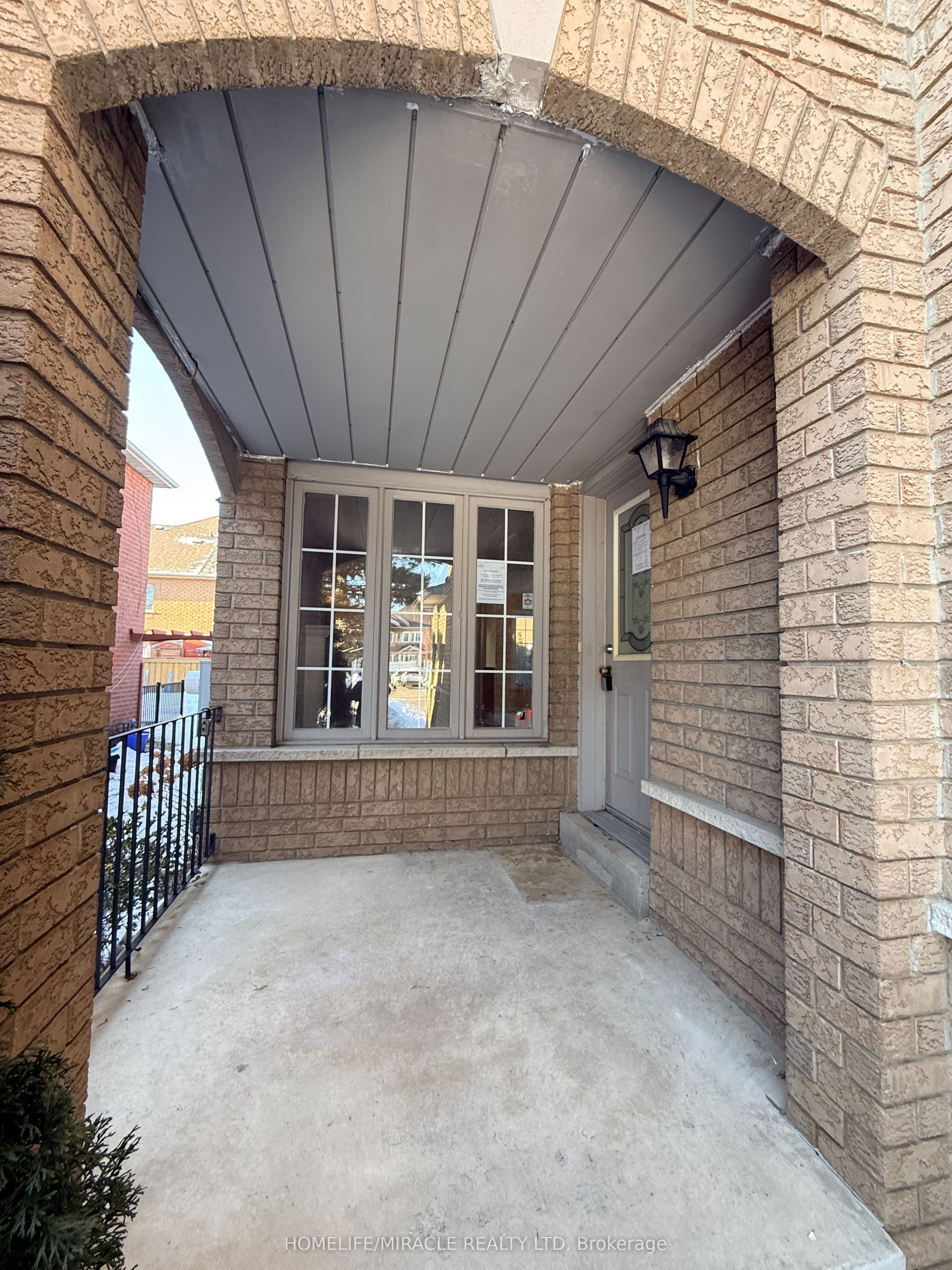 137 Pressed Brick Drive — photograph 2