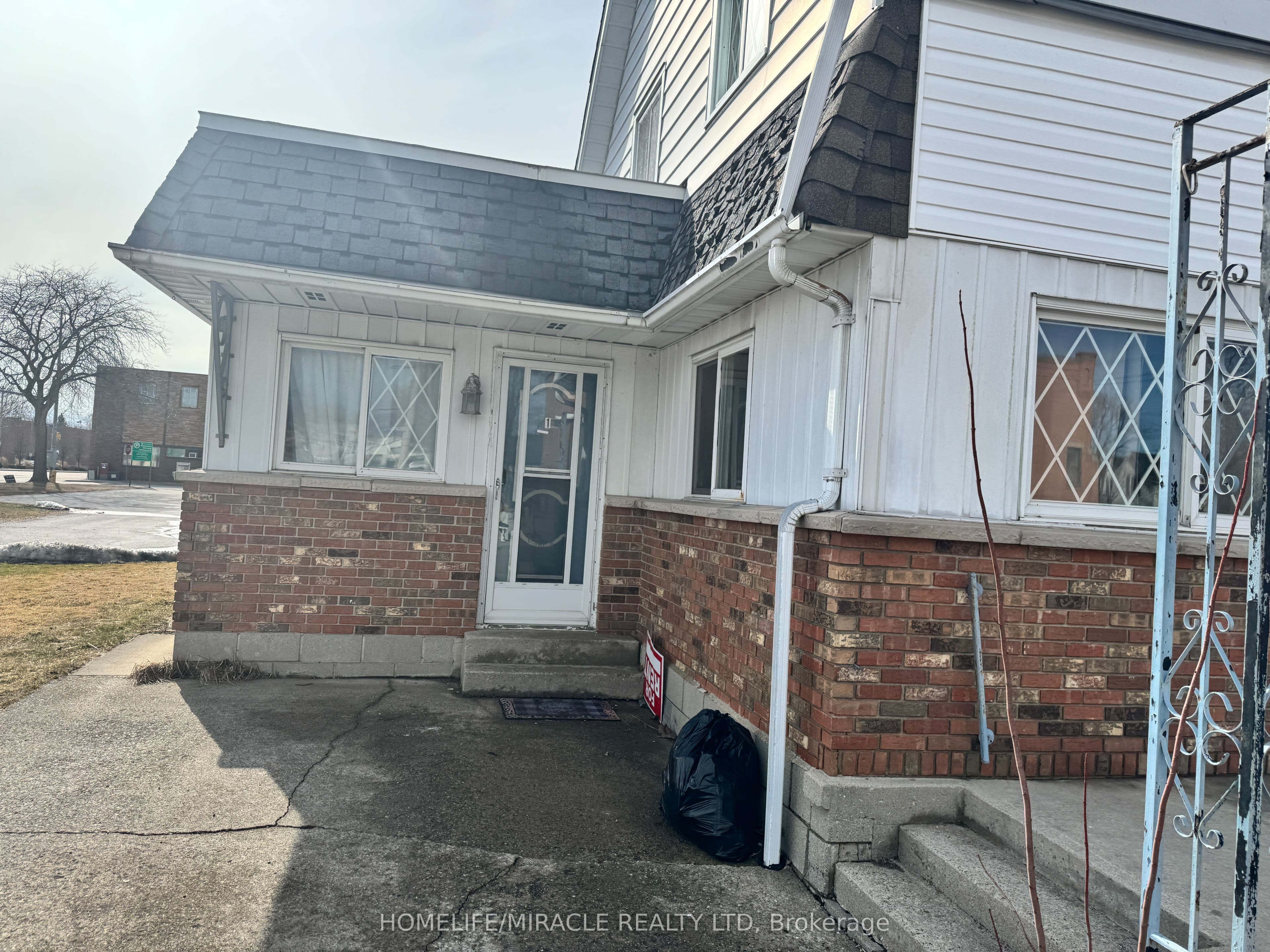 217 Creek Street — photograph 2