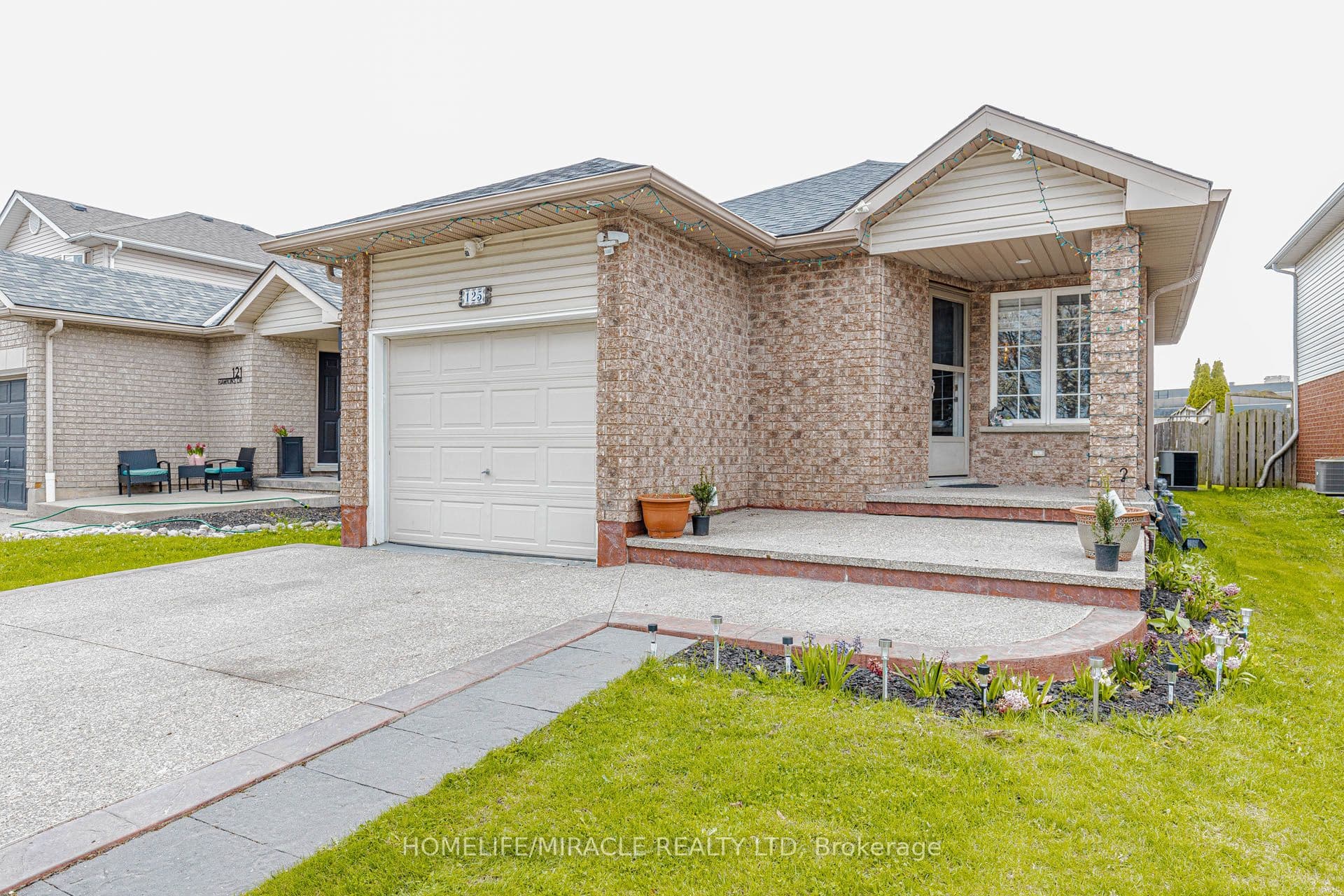 125 Hawkins Drive — photograph 4