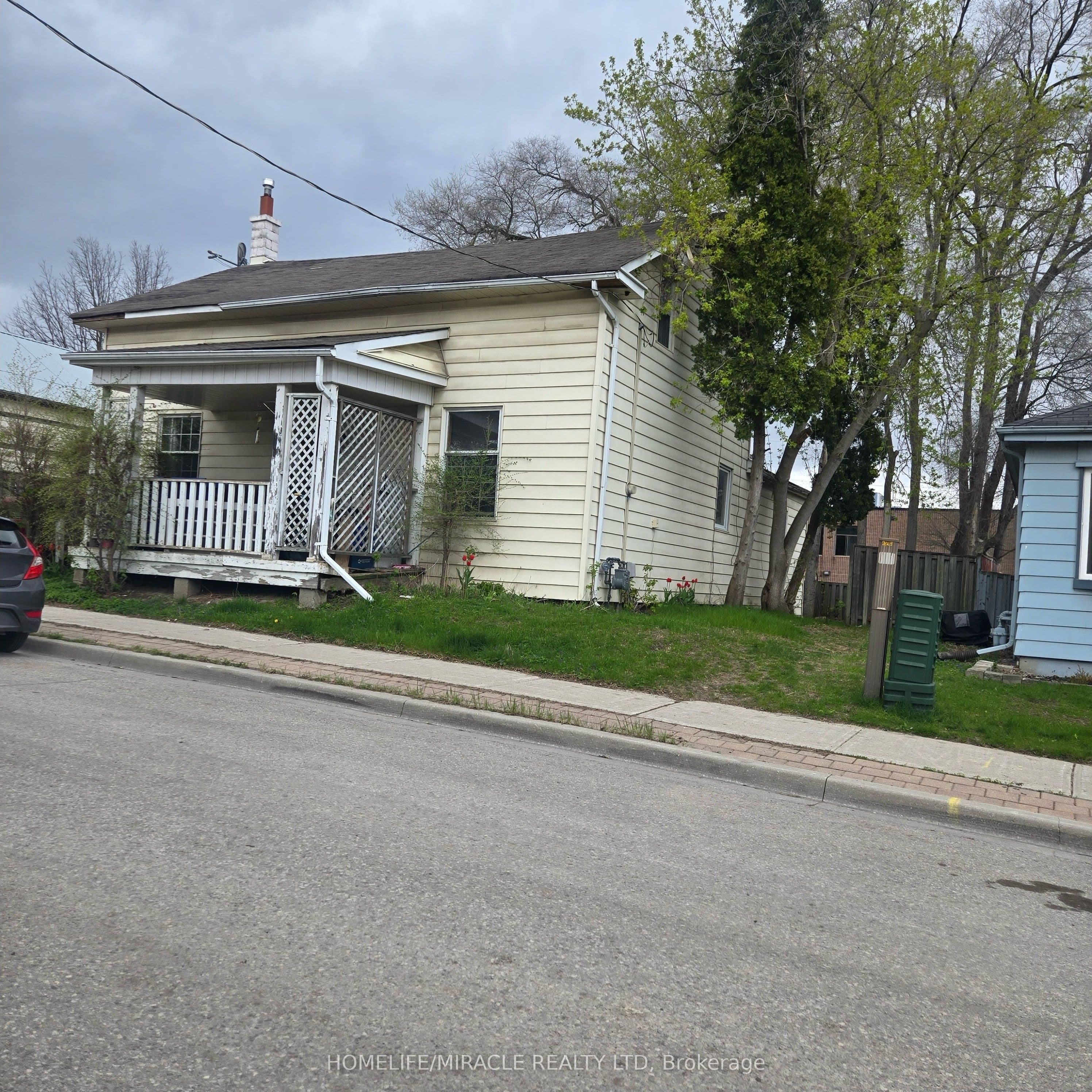 451 Simcoe Street — featured photograph