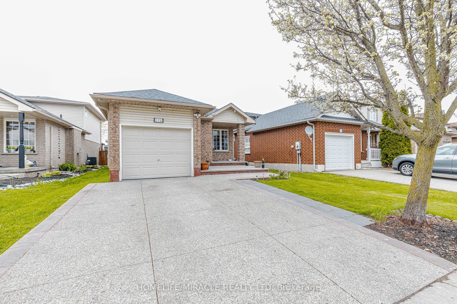 125 Hawkins Drive — photograph 3
