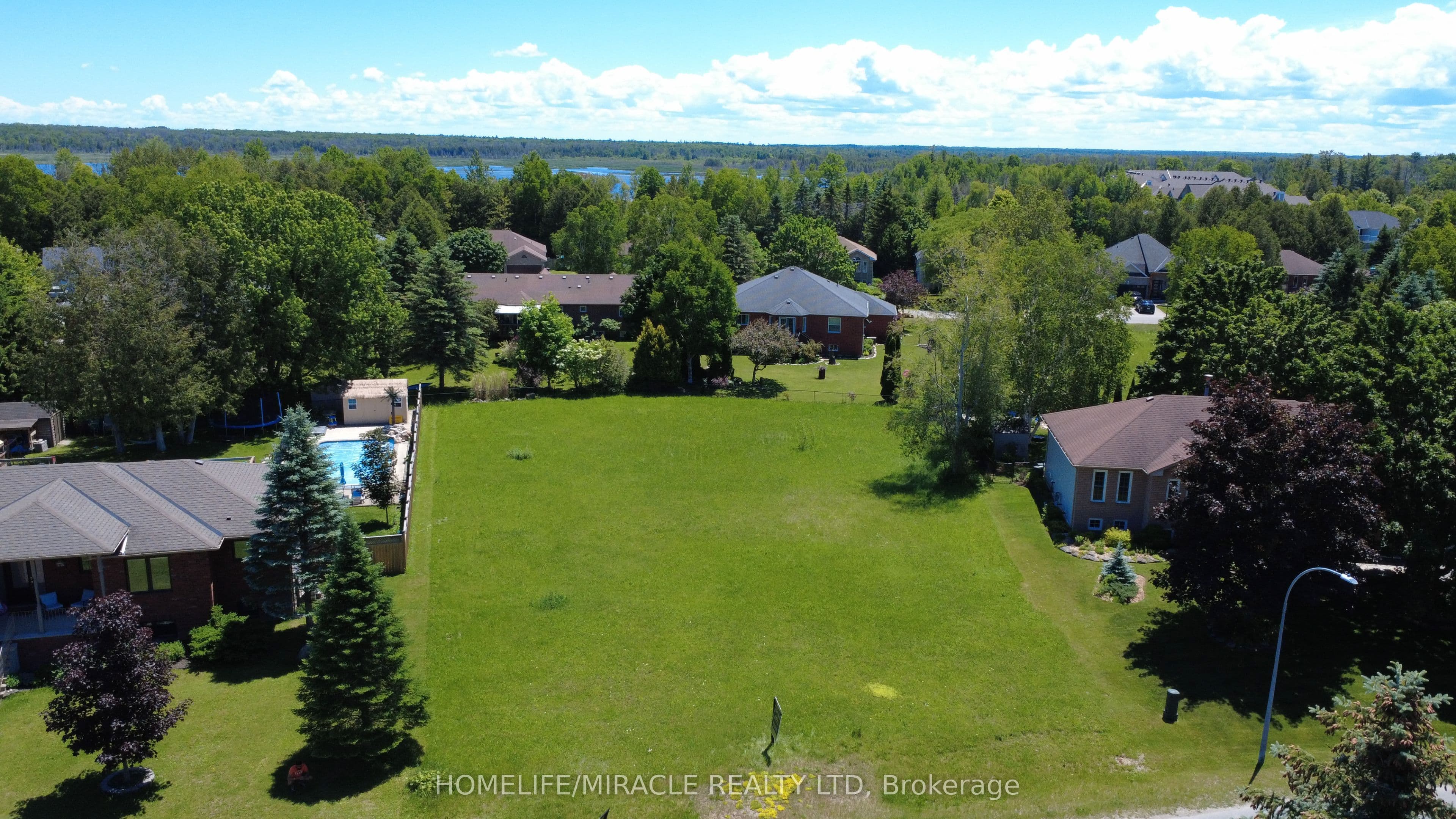 31 Fairway Crescent — photograph 4