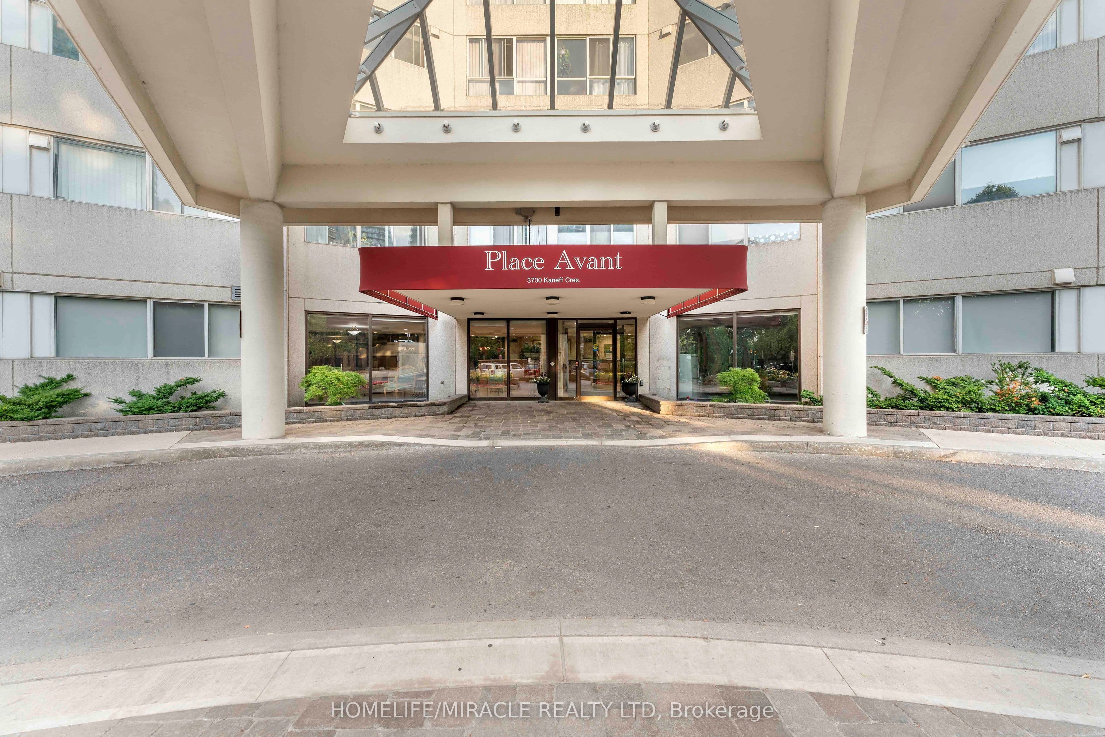 3700 Kaneff Crescent #202 — photograph 2