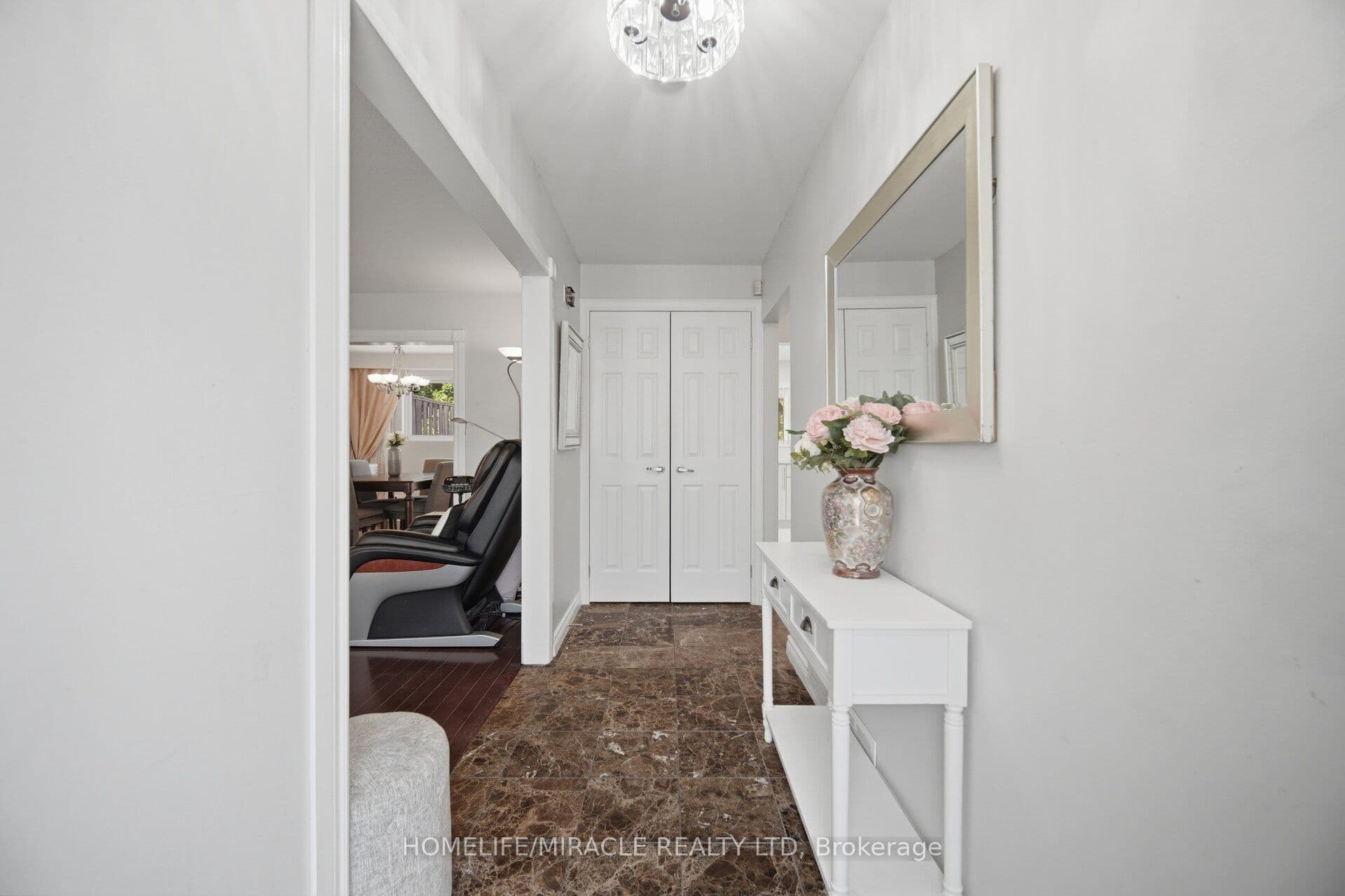 25 Furness Crescent — photograph 5