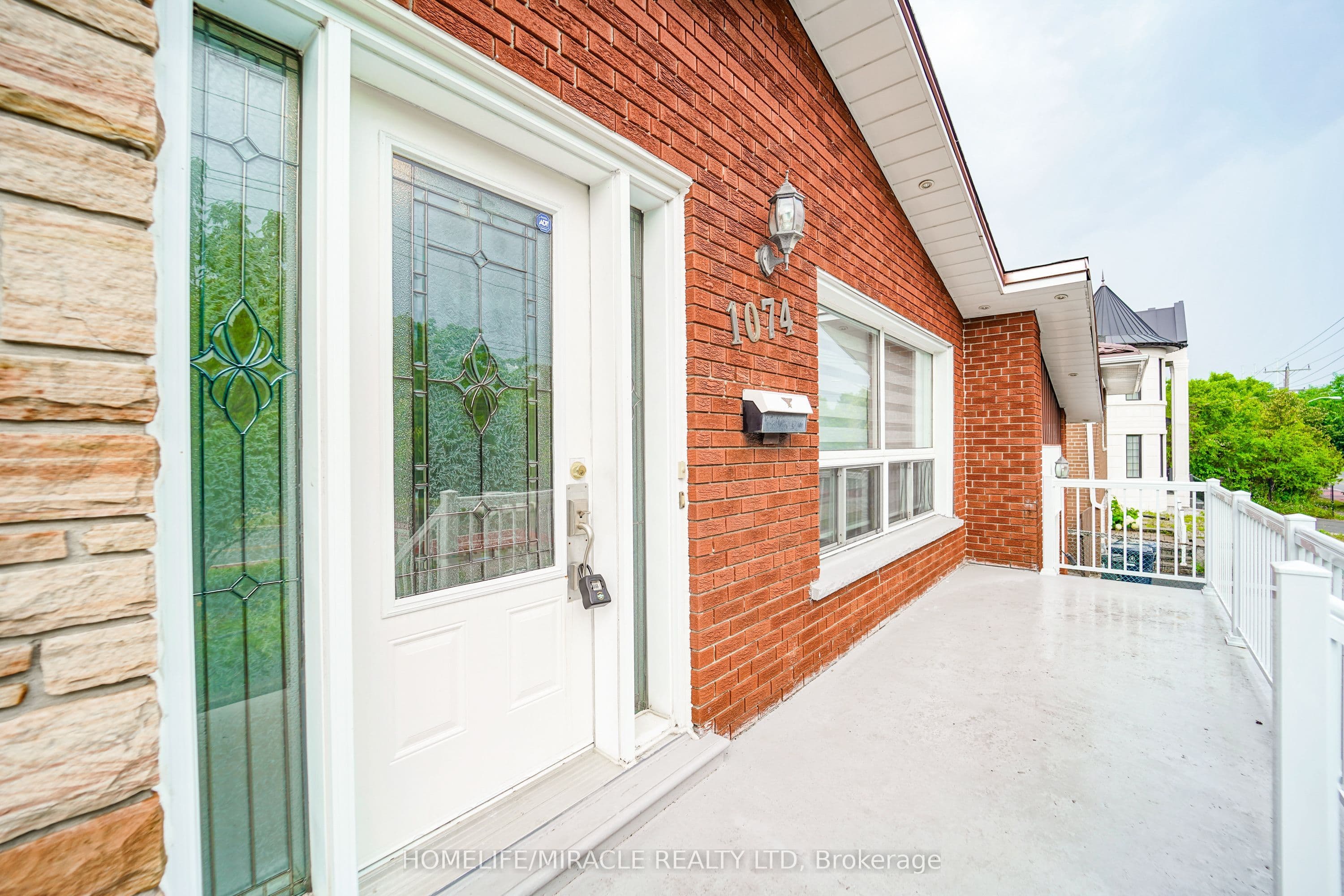 1074 Midland Avenue — photograph 4
