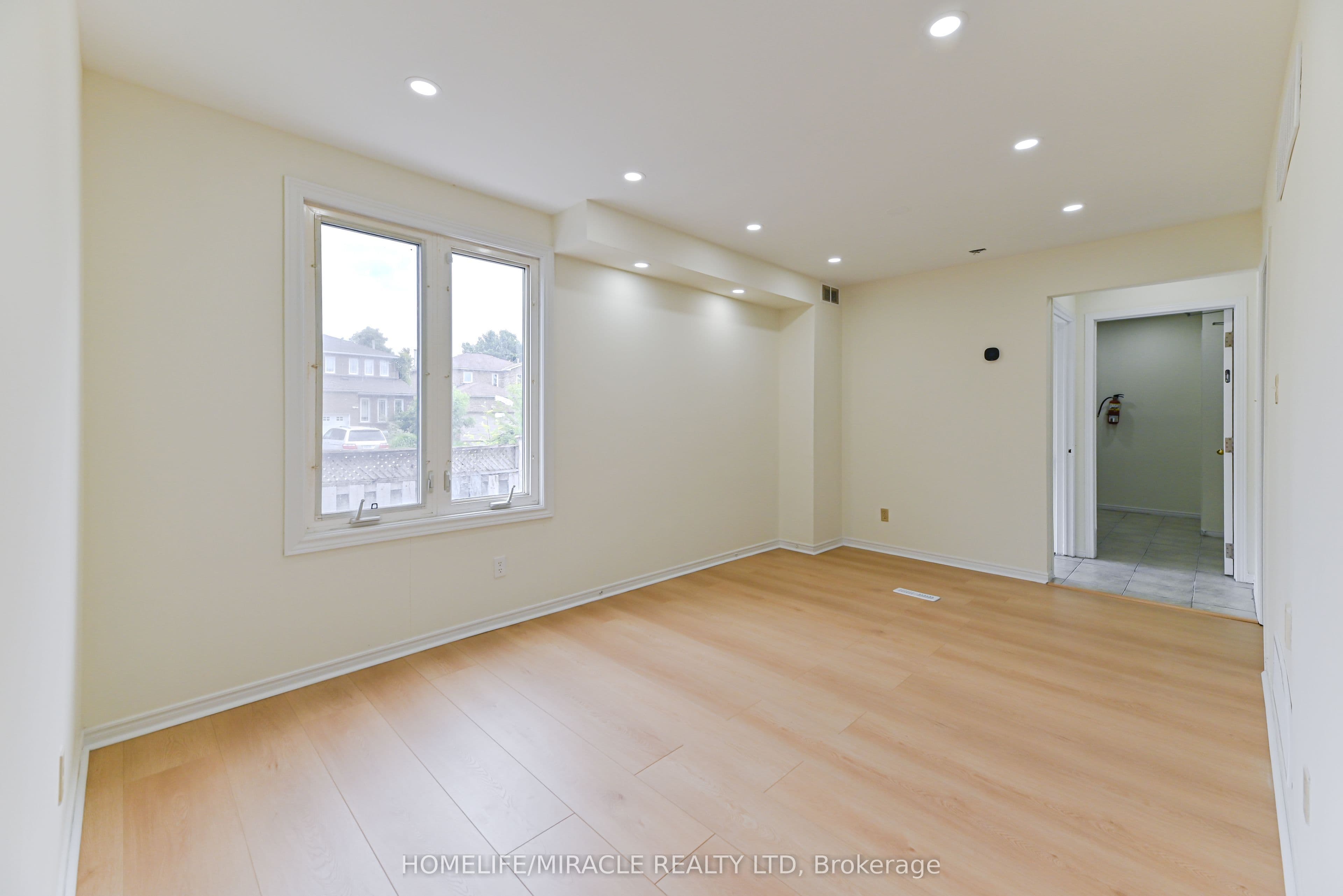 40 Blair Crescent — photograph 4