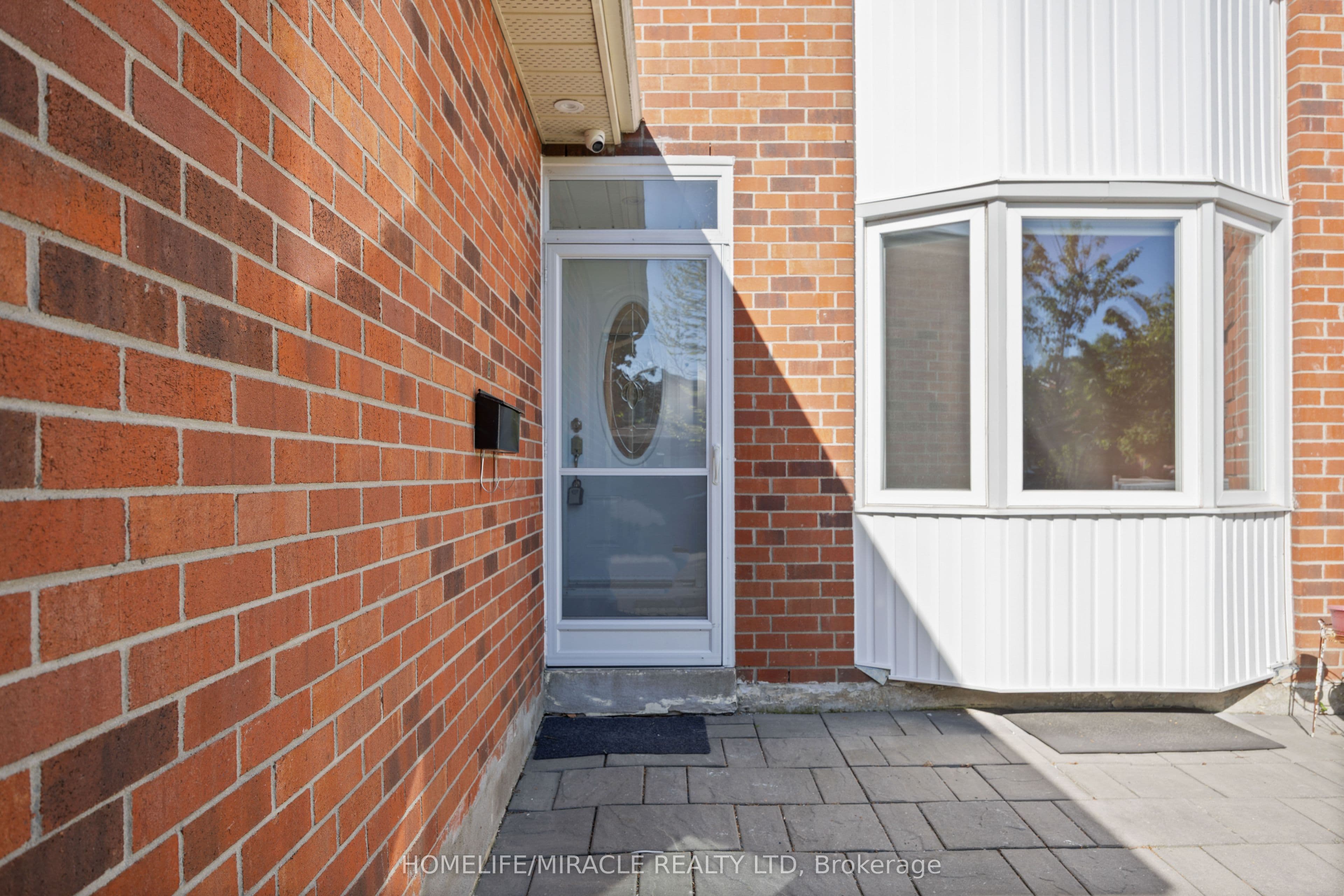 8 Lansbury Drive — photograph 4