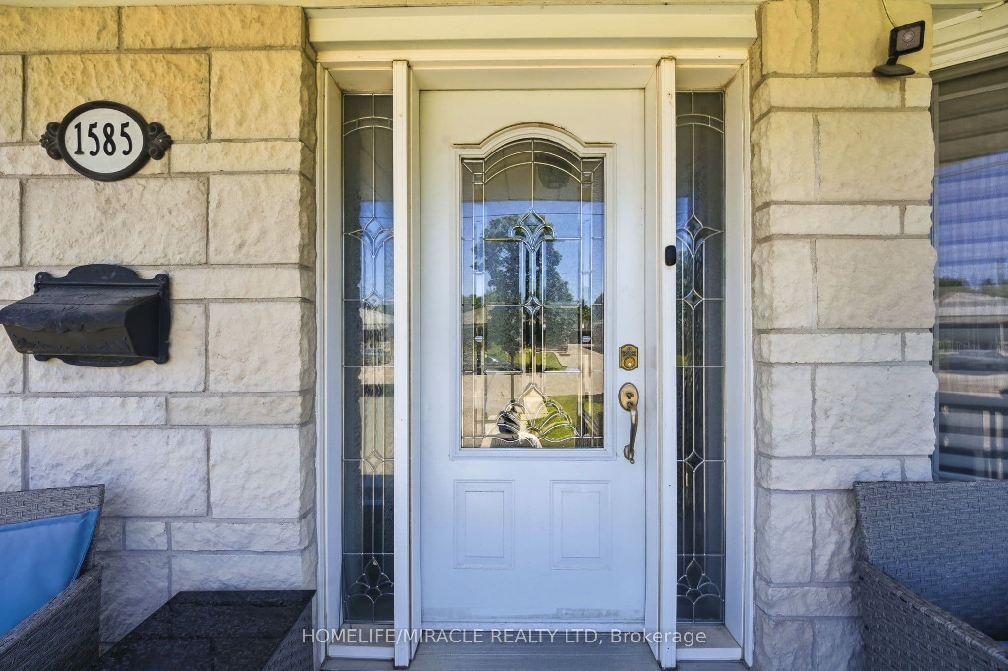 1585 Coram Crescent — photograph 3